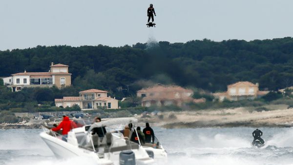 Jet ski champion Franky Zapata hovers in the air on an IPU Flyboard Air hoverboard as he breaks the Guiness World Records for furthest flight by hoverboard - Sputnik International
