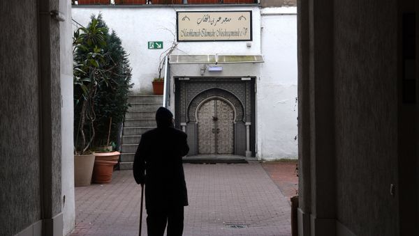 A man walks into the Moroccan mosque in the Duesseldorf´s district Oberbilk on January 20, 2016 A man walks into the Moroccan mosque in the Duesseldorf´s district Oberbilk on January 20, 2016 - Sputnik International