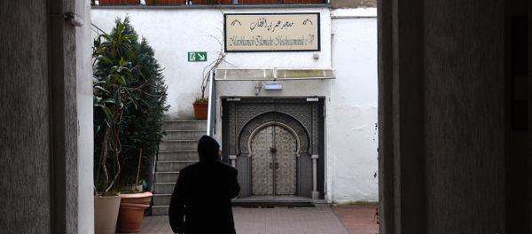 A man walks into the Moroccan mosque in the Duesseldorf´s district Oberbilk on January 20, 2016 - Sputnik International