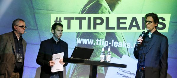 Juergen Knirsch (L-R), Volker Gassner and Stefan Krug of the environmental campaign group Greenpeace address a news conference as they present a copy of the leaked TTIP negotiations in Berlin, Germany, May 2, 2016 - Sputnik International