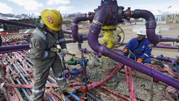 Workers tend to a well head during a hydraulic fracturing operation outside Rifle, in western Colorado (File) - Sputnik International
