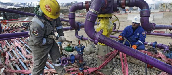 Workers tend to a well head during a hydraulic fracturing operation outside Rifle, in western Colorado (File) - Sputnik International