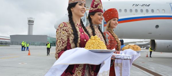 Girls in traditional costumes at Kazan airport - Sputnik International