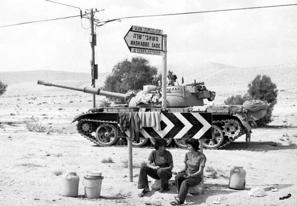 Two Israeli Army girls sit beneath a road sign, with a tank in the background, somewhere in the Sinai Desert, Oct. 8, 1973 Two Israeli Army girls sit beneath a road sign, with a tank in the background, somewhere in the Sinai Desert, Oct. 8, 1973 - Sputnik International