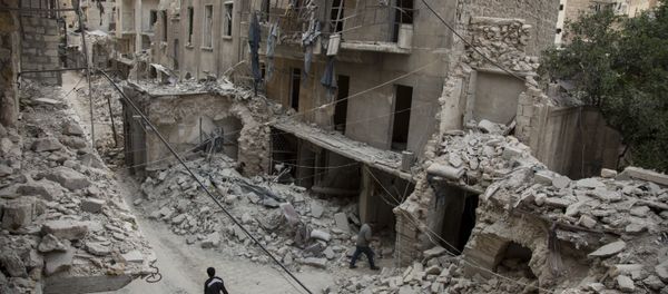 A Syrian man walks past destroyed buildings on May 2, 2016, in Aleppo's Bab al-Hadid neighbourhood which was targeted recently by regime air strikes - Sputnik International