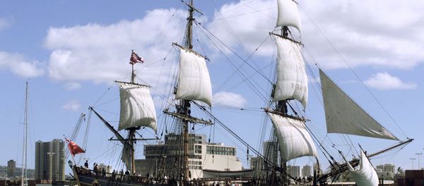 A replica of Captain James Cook's Endeavour leaves Honolulu Harbor. file photo - Sputnik International