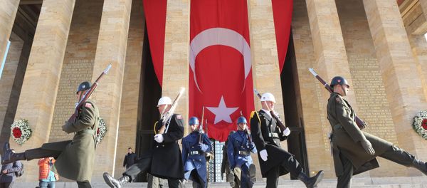 Soldiers parade outside the Anitkabir, the mausoleum of Mustafa Kemal Ataturk, founder of the Republic of Turkey - Sputnik International