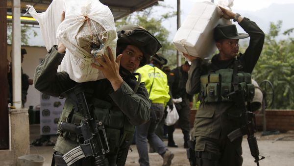 Counter narcotics police carry bags containing cocaine seized in Chinacota, near Colombia's northeastern border with Venezuela (File) - Sputnik International