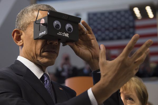 US President Barack Obama looks through a virtual reality device at the booth of German automation company ifm electronic as he tours with the German chancellor the Hanover industrial Fair in Hanover, central Germany, on April 25, 2016 - Sputnik International