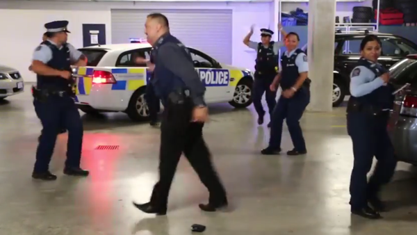 New Zealand Police Running Man Challenge - Sputnik International