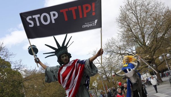 Protesters depicting Statue of Liberty (L) and Europa on the bull take part in a demonstration against Transatlantic Trade and Investment Partnership (TTIP) free trade agreement ahead of US President Barack Obama's visit in Hanover, Germany April 23, 2016. Protesters depicting Statue of Liberty (L) and Europa on the bull take part in a demonstration against Transatlantic Trade and Investment Partnership (TTIP) free trade agreement ahead of US President Barack Obama's visit in Hanover, Germany April 23, 2016. - Sputnik International