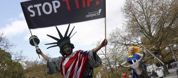 Protesters depicting Statue of Liberty (L) and Europa on the bull take part in a demonstration against Transatlantic Trade and Investment Partnership (TTIP) free trade agreement ahead of US President Barack Obama's visit in Hanover, Germany April 23, 2016. - Sputnik International