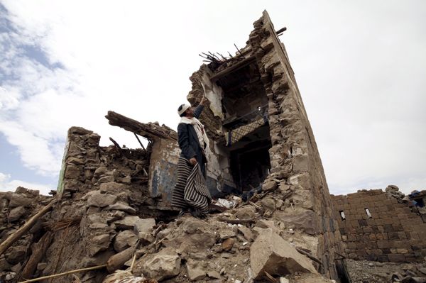 A man points up at a house that was damaged during an airstrike carried out by the Saudi-led coalition in Faj Attan village, Sanaa, Yemen May 7, 2015. A man points up at a house that was damaged during an airstrike carried out by the Saudi-led coalition in Faj Attan village, Sanaa, Yemen May 7, 2015. - Sputnik International