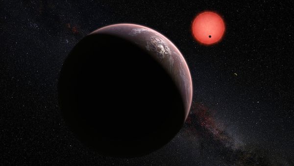 This artist’s impression shows an imagined view of the three planets orbiting an ultracool dwarf star just 40 light-years from Earth that were discovered using the TRAPPIST telescope at ESO’s La Silla Observatory. - Sputnik International