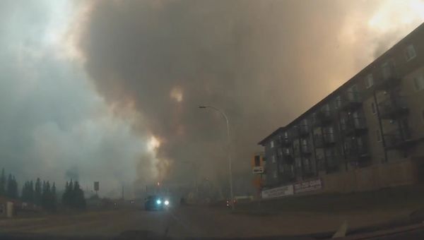 Evacuating Fort McMurray - Sputnik International