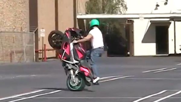 Bike Stunt Goes Out of Control - Sputnik International