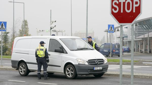 Finnish customs officers stop and inspect cars on Finland's northern border - Sputnik International