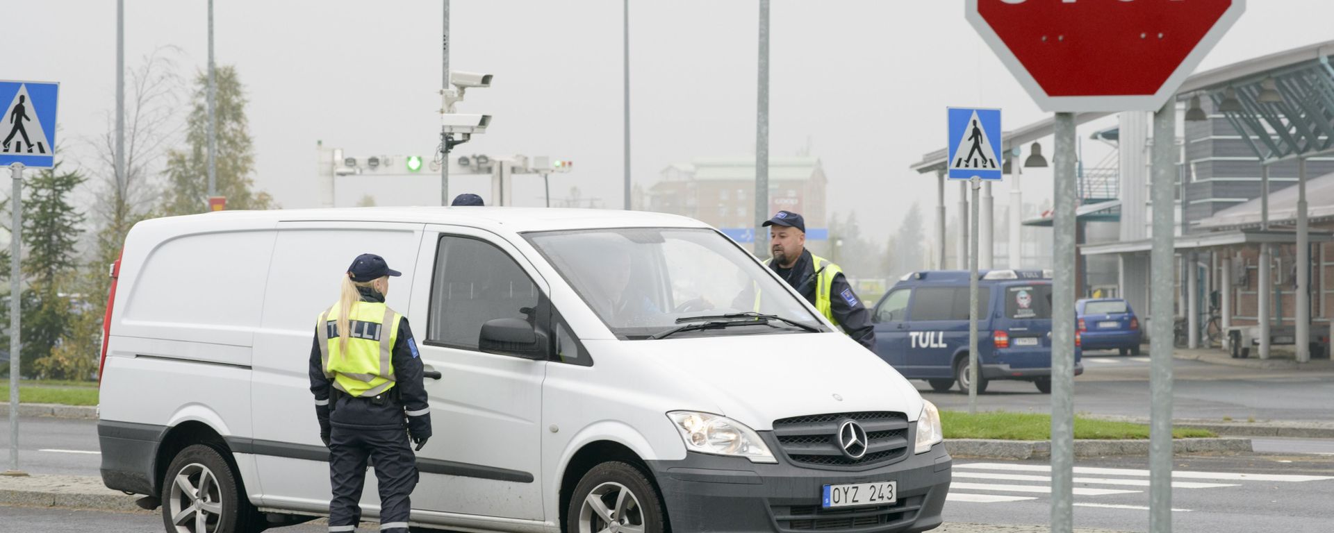Finnish customs officers stop and inspect cars on Finland's northern border with Sweden to prevent illegal immigration and human trafficking. Finnish customs officers stop and inspect cars on Finland's northern border with Sweden to prevent illegal immigration and human trafficking. - Sputnik International, 1920, 07.04.2022