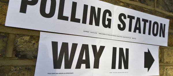 A sign on a wall points to the entrance of a polling station for the London mayoral elections, in west London, Britain May 5, 2016 - Sputnik International