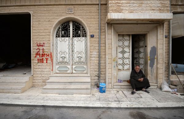 A man sits on a porch in Palmyra. - Sputnik International