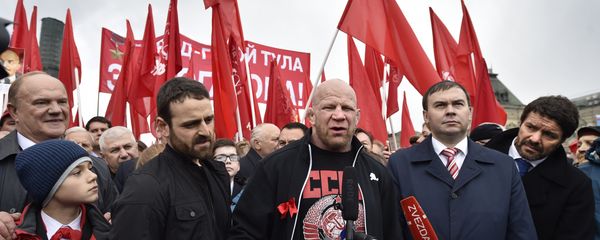 Russian American heavyweight mixed martial artist Jeff Monson (C) speaks as he attends a wreath-laying ceremony to Soviet state founder Vladimir Lenin's mausoleum marking his birthday at Red Square in Moscow on April 22, 2016. Russian American heavyweight mixed martial artist Jeff Monson (C) speaks as he attends a wreath-laying ceremony to Soviet state founder Vladimir Lenin's mausoleum marking his birthday at Red Square in Moscow on April 22, 2016. - Sputnik International