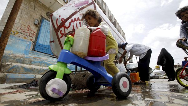 A girl transports jerrycans with clean water on her tricycle, after filling up from a donated source amid a shortage of water supply, in Yemen's capital Sanaa, April 14, 2016. A girl transports jerrycans with clean water on her tricycle, after filling up from a donated source amid a shortage of water supply, in Yemen's capital Sanaa, April 14, 2016. - Sputnik International