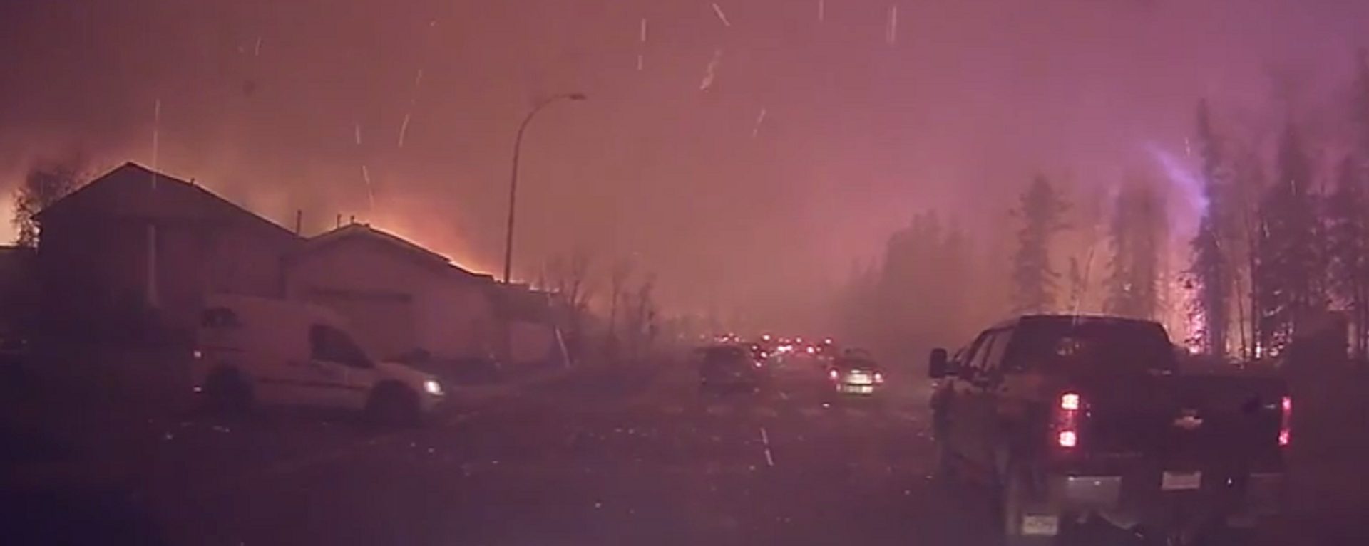 Canada Can’t Stop Enormous Wildfires Burning Down Towns Across Alberta - Sputnik International, 1920, 08.05.2023