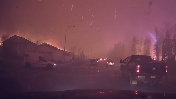 Canada Can’t Stop Enormous Wildfires Burning Down Towns Across Alberta - Sputnik International