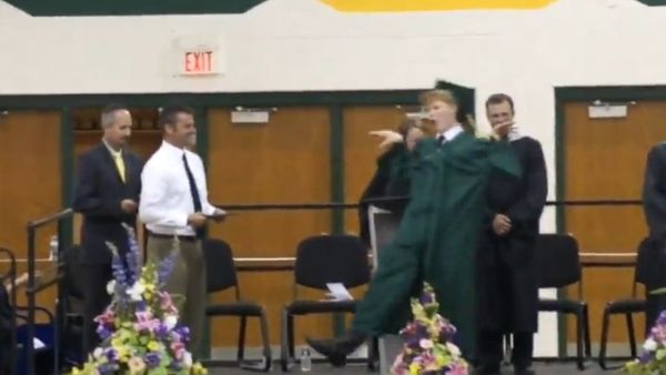 Graduate Takes a Tumble During Graduation - Sputnik International