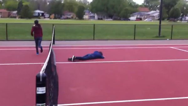Girl Faceplants Trying to Jump Tennis Net - Sputnik International