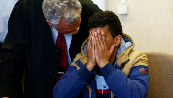 Lawyer Ruediger Buhr (L) speaks to his client, a 23-year-old Algerian who faces charges of assaults on woman during New Year's Eve celebrations in Cologne, at a regional court in Cologne, western Germany, May 6, 2016. - Sputnik International