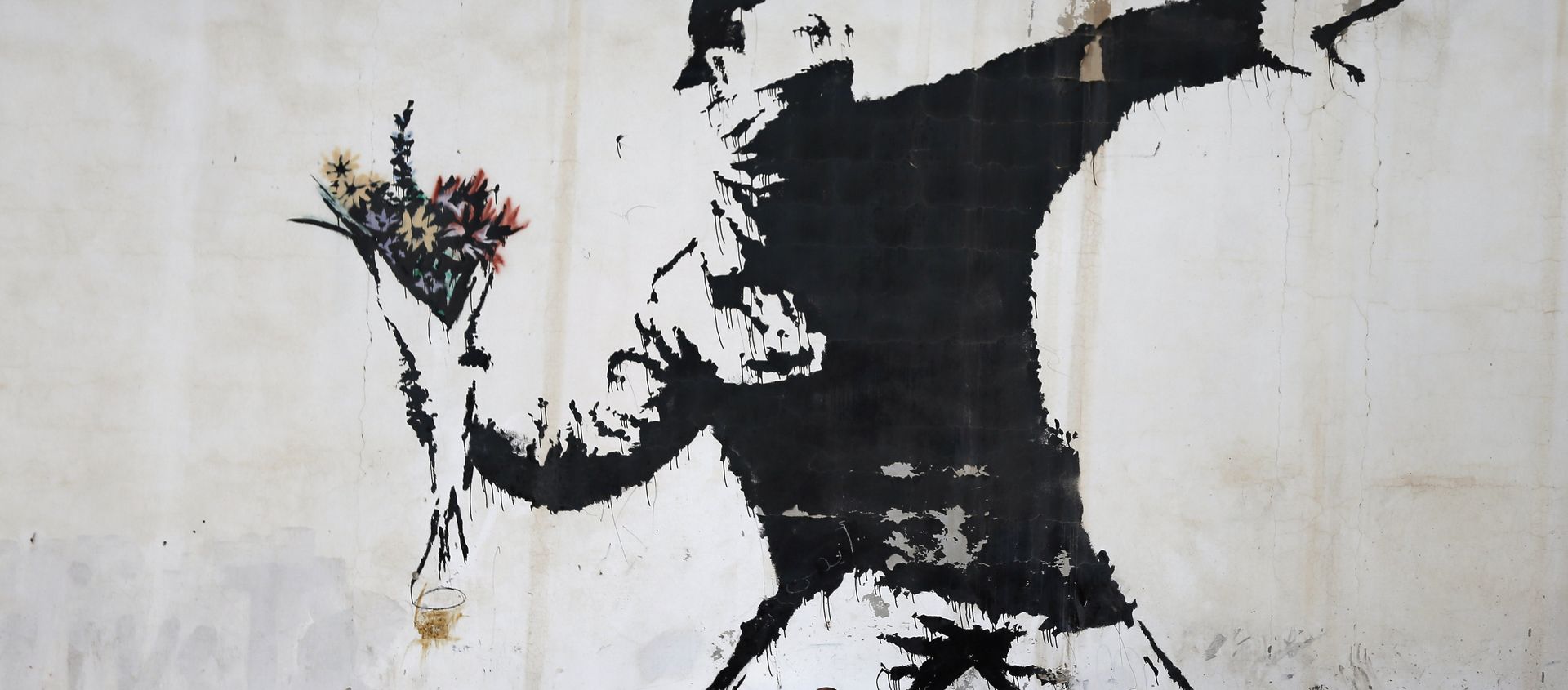 Two men are sitting in front of a famous graffiti of British street artist Banksy, painted on a wall of a gas station in the West Bank city of Bethlehem on 16 December 2015. Two men are sitting in front of a famous graffiti of British street artist Banksy, painted on a wall of a gas station in the West Bank city of Bethlehem on 16 December 2015. - Sputnik International, 1920, 18.09.2020