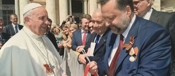 A Communist member of the Russian parliament has congratulated Pope Francis on the upcoming Victory Day and presented the Pontiff with a St. George ribbon, a widely recognized military symbol in Russia. - Sputnik International