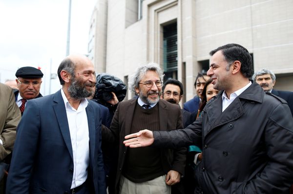 Can Dundar (C), editor-in-chief of Cumhuriyet, accompanied by his Ankara bureau chief Erdem Gul (L) arrive at the Justice Palace in Istanbul, Turkey May 6, 2016.  - Sputnik International