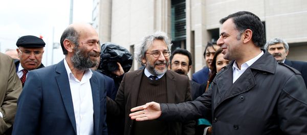 Can Dundar (C), editor-in-chief of Cumhuriyet, accompanied by his Ankara bureau chief Erdem Gul (L) arrive at the Justice Palace in Istanbul, Turkey May 6, 2016. - Sputnik International