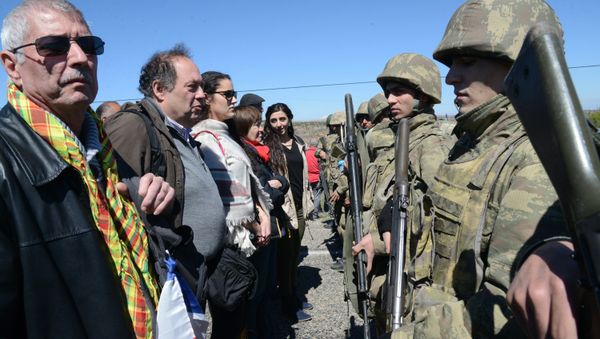 Turkish army soldiers stand guard as Kurdish people wait in a hope to enter Cizre Turkish army soldiers stand guard as Kurdish people wait in a hope to enter Cizre - Sputnik International