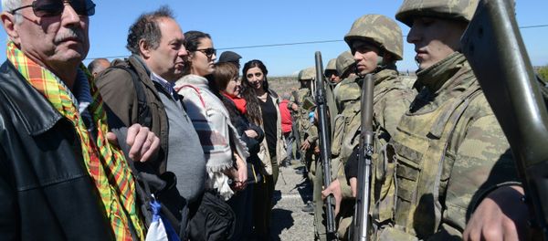 Turkish army soldiers stand guard as Kurdish people wait in a hope to enter Cizre Turkish army soldiers stand guard as Kurdish people wait in a hope to enter Cizre - Sputnik International