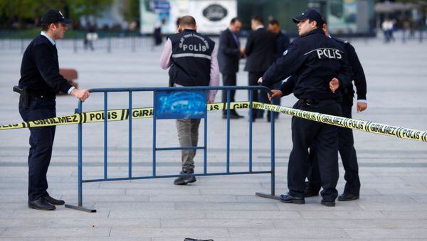 Turkish riot policemen secure the area after an attack aganist Can Dundar, editor-in-chief of Cumhuriyet in front of the Justice Palace in Istanbul, Turkey May 6, 2016. - Sputnik International