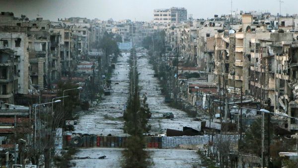 A general view shows a damaged street with sandbags used as barriers in Aleppo's Saif al-Dawla district, Syria March 6, 2015. - Sputnik International
