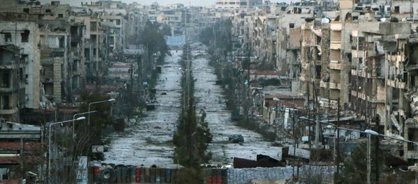 A general view shows a damaged street with sandbags used as barriers in Aleppo's Saif al-Dawla district, Syria March 6, 2015. - Sputnik International