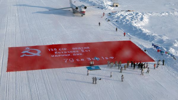 Victory banner unveiled at North Pole Victory banner unveiled at North Pole - Sputnik International