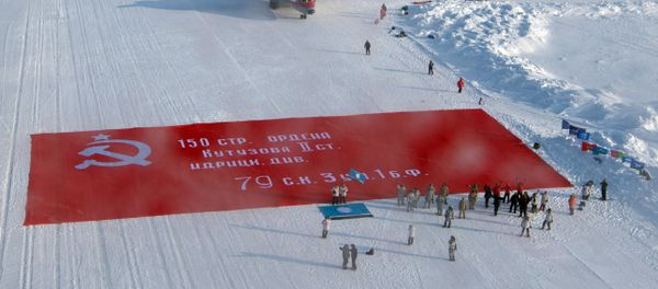 Victory banner unveiled at North Pole Victory banner unveiled at North Pole - Sputnik International