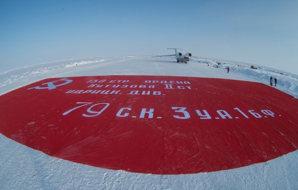 Victory banner unveiled at North Pole Victory banner unveiled at North Pole - Sputnik International