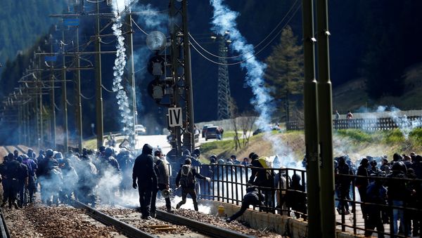 Demonstrators take part in a protest against a plan to restrict access through the Brenner Pass between Italy and Austria, in Brenner, Italy, May 7, 2016. Demonstrators take part in a protest against a plan to restrict access through the Brenner Pass between Italy and Austria, in Brenner, Italy, May 7, 2016. - Sputnik International