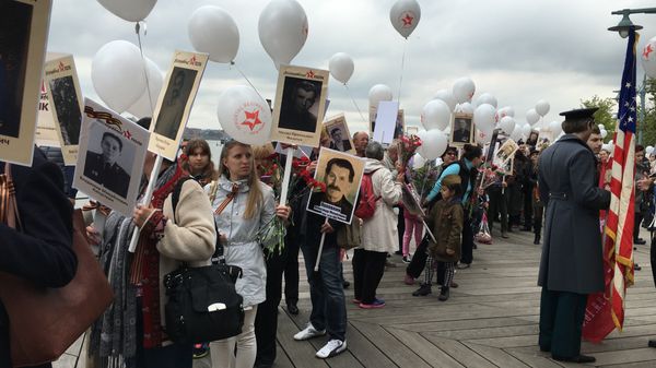 Participant's in Immortal Regiment commemoration activities in New York gather for a march - Sputnik International