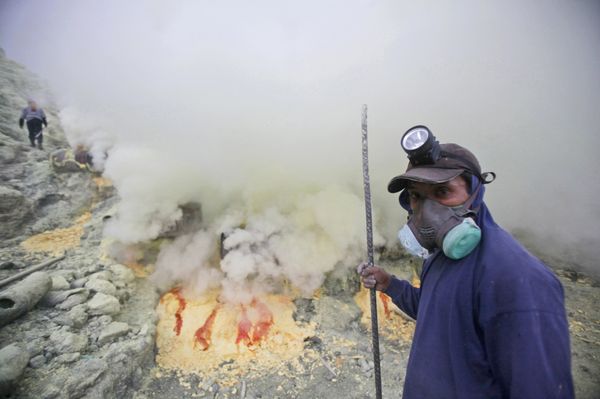 In this April 16, 2016 photo, a sulfur miner pauses as he works at the crater of Mount Ijen in Banyuwangi, East Java, Indonesia - Sputnik International