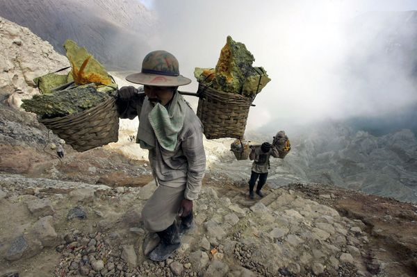 In this Thursday, Aug. 6, 2009 photo, miners carry buckets of sulphur at the crater of Ijen volcano in Bayuwangi, East Java, Indonesia - Sputnik International