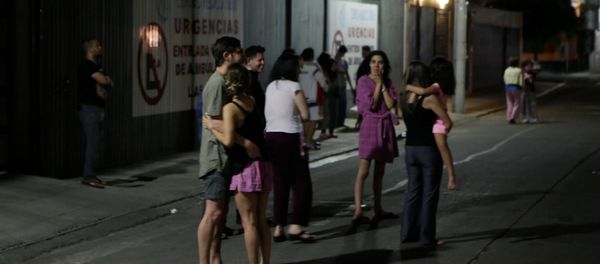 People wait outside their homes after a tremor was felt in Mexico City, Mexico May 8, 2016 - Sputnik International