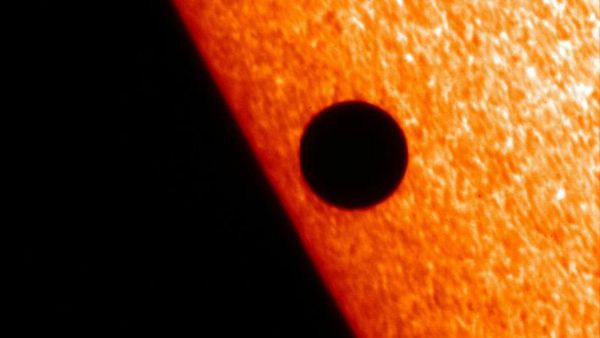 The Japanese satellite Hinode caught Mercury passing across the sun's face in November 2006 - Sputnik International