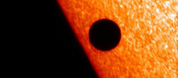 The Japanese satellite Hinode caught Mercury passing across the sun's face in November 2006 The Japanese satellite Hinode caught Mercury passing across the sun's face in November 2006 - Sputnik International
